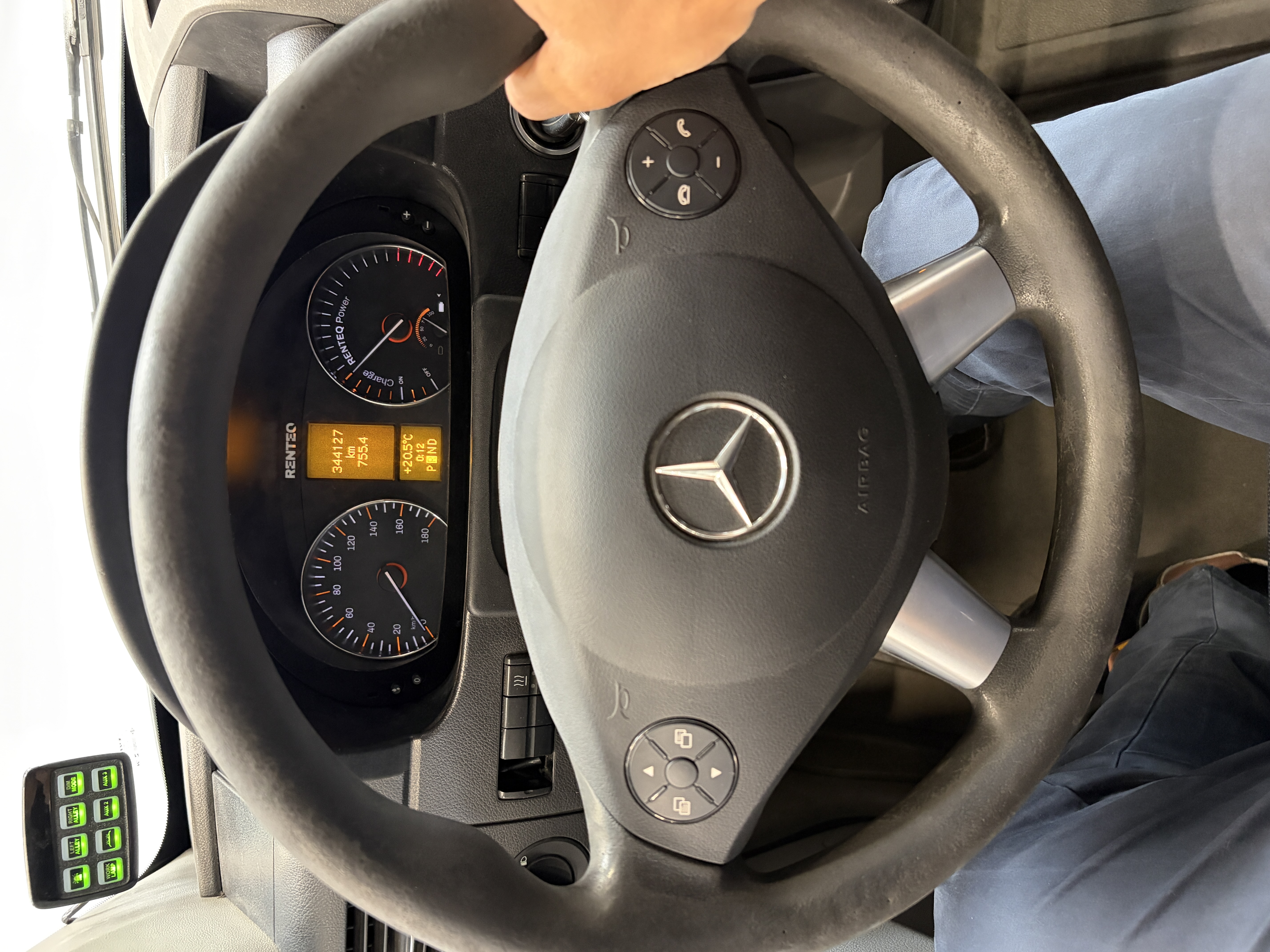 spinteq-mercedes-sprinter-el-dashboard.JPG